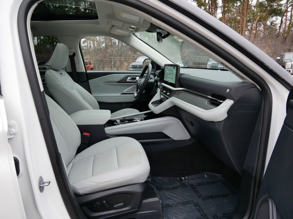 Certified 2025 Ford Explorer Platinum w/ Ultimate Package AWD/4WD image 8