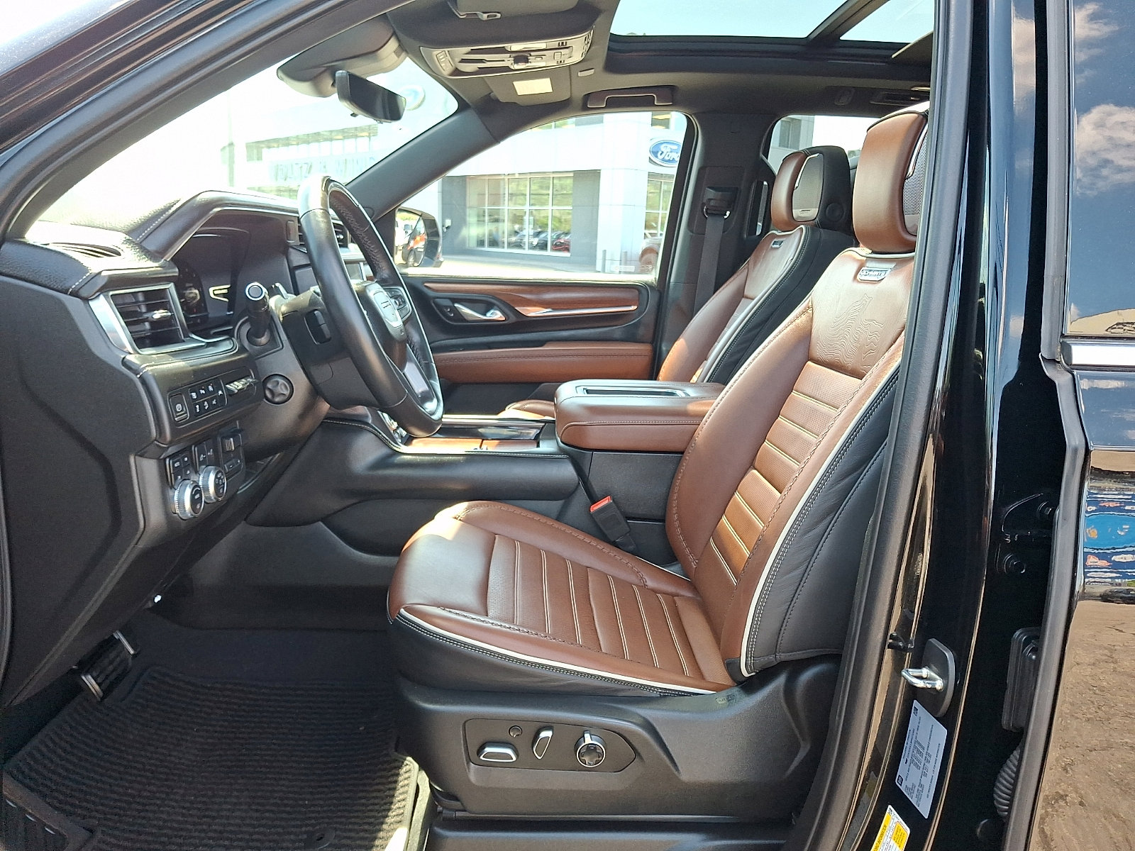 Used 2023 GMC Yukon XL Denali Ultimate AWD/4WD image 15