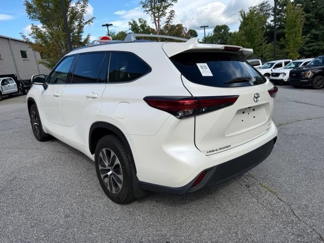 Used 2021 Toyota Highlander XLE AWD/4WD image 3