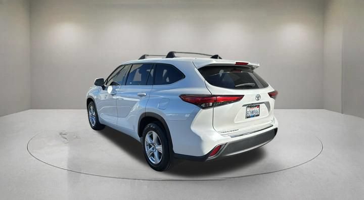 Used 2022 Toyota Highlander LE FWD image 4
