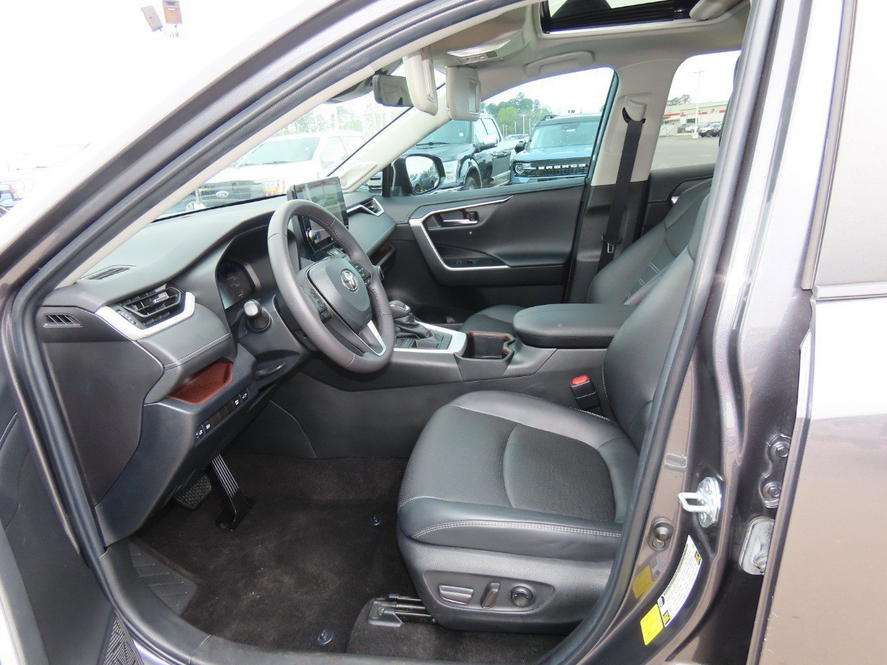 Used 2023 Toyota RAV4 Limited image 26