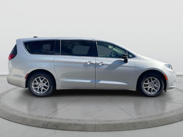 Used 2024 Chrysler Pacifica Touring-L FWD image 32