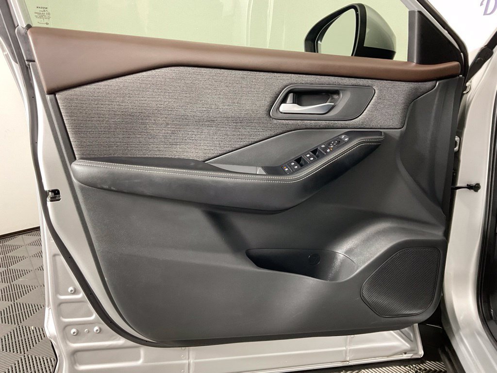 Used 2022 Nissan Rogue SV FWD image 12