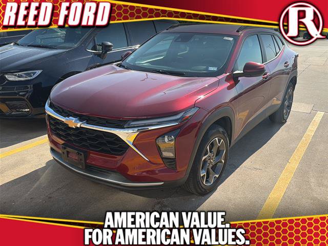 Used 2025 Chevrolet Trax LT FWD image 1