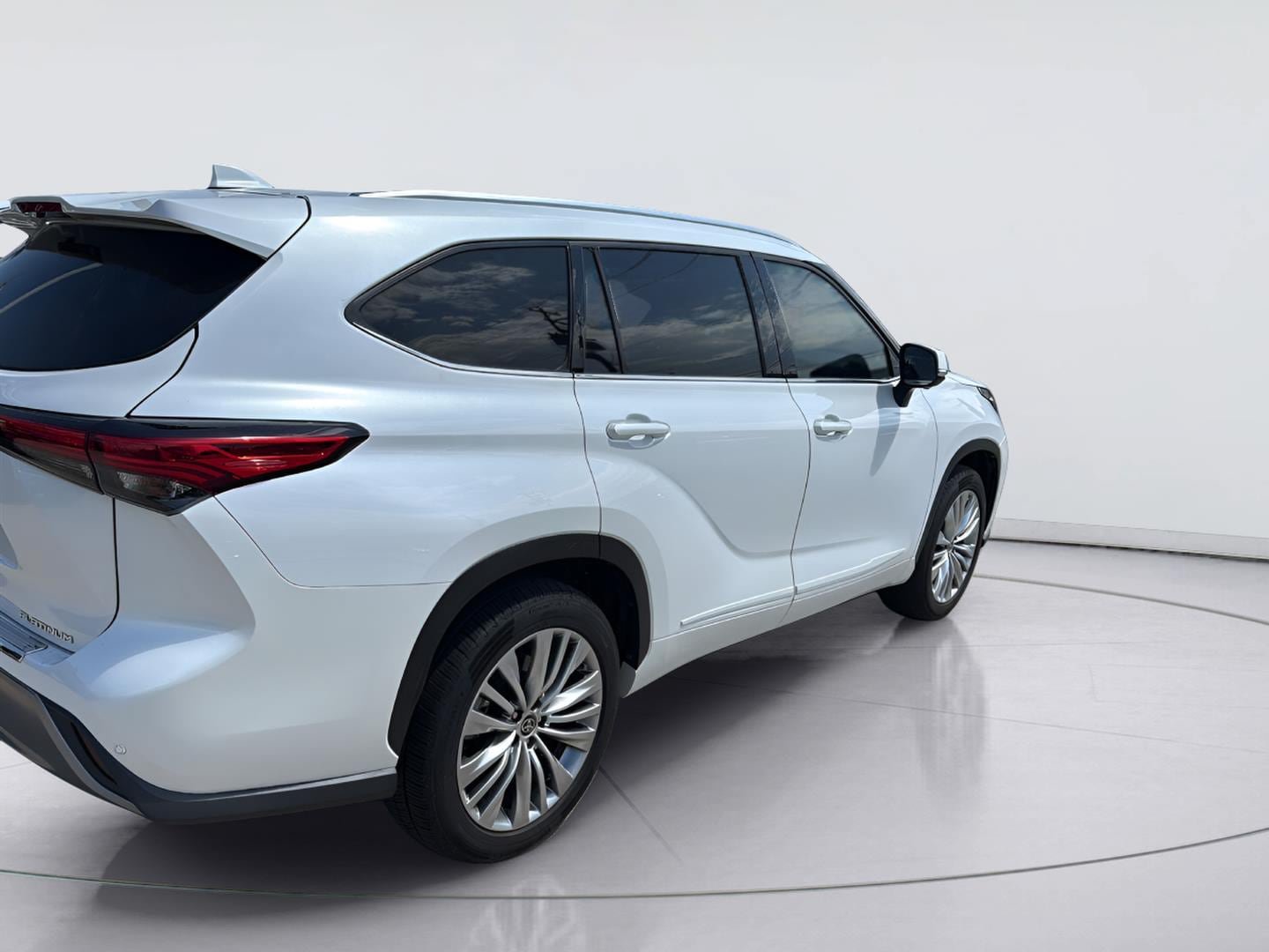Used 2023 Toyota Highlander Platinum FWD image 4