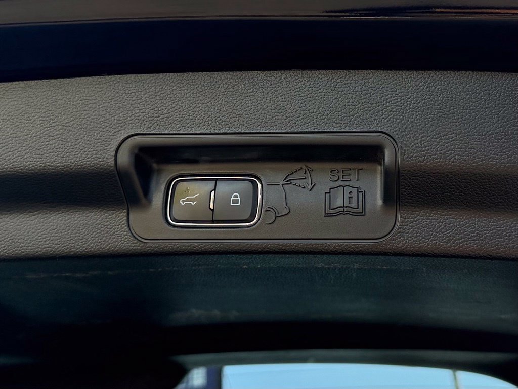 Certified 2024 Ford Explorer XLT RWD image 11