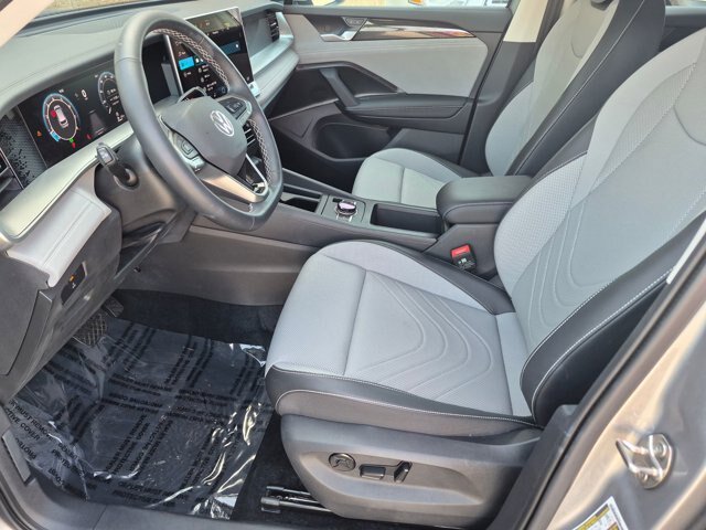 Used 2025 Volkswagen Tiguan SE FWD image 11
