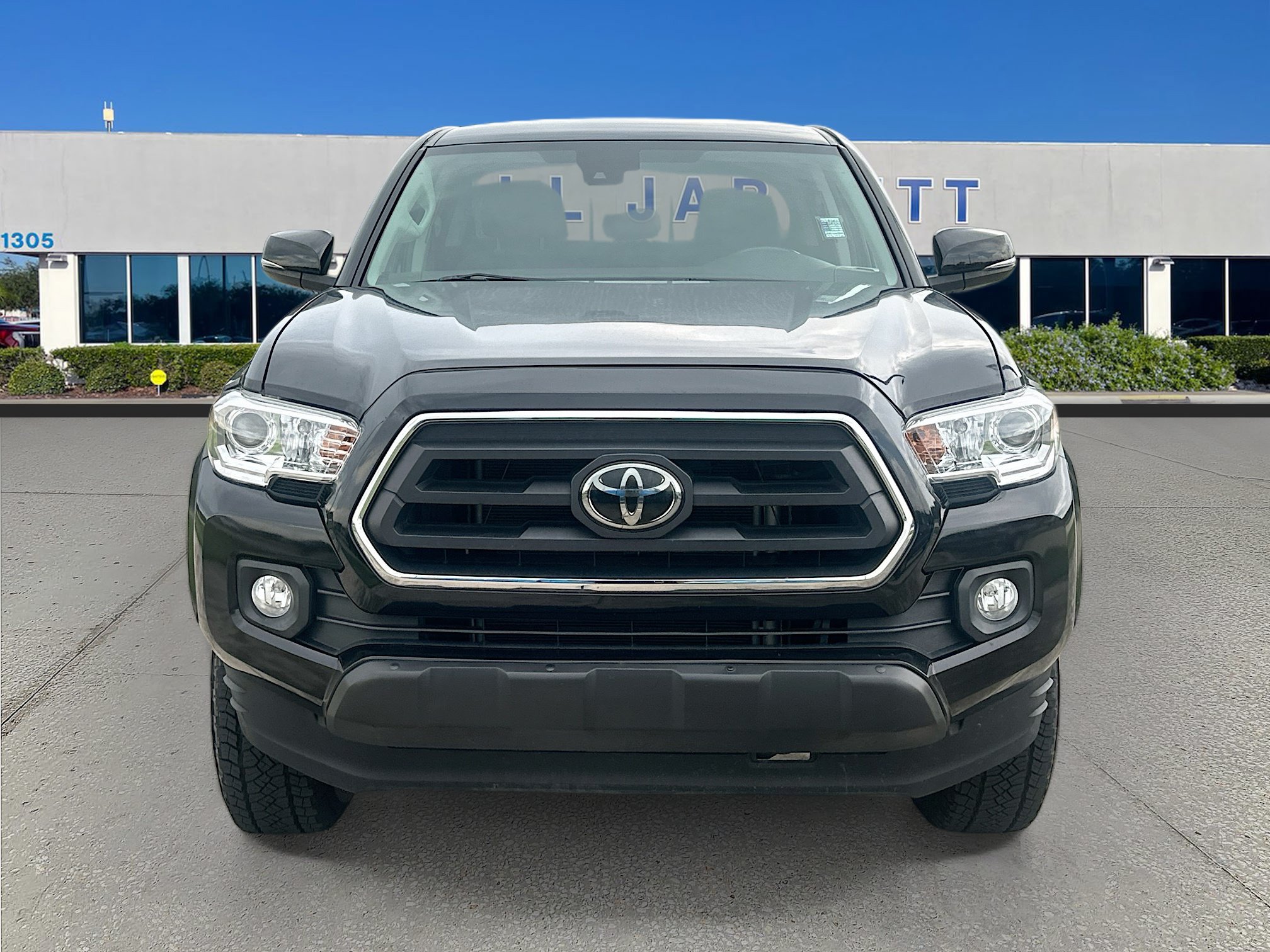 Used 2022 Toyota Tacoma SR5 w/ Technology Package RWD image 2