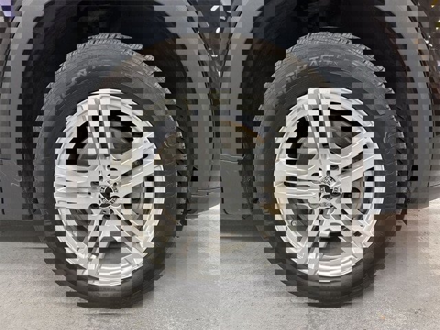 Used 2023 Mercedes-Benz GLB 250 BASE 4MATIC image 2