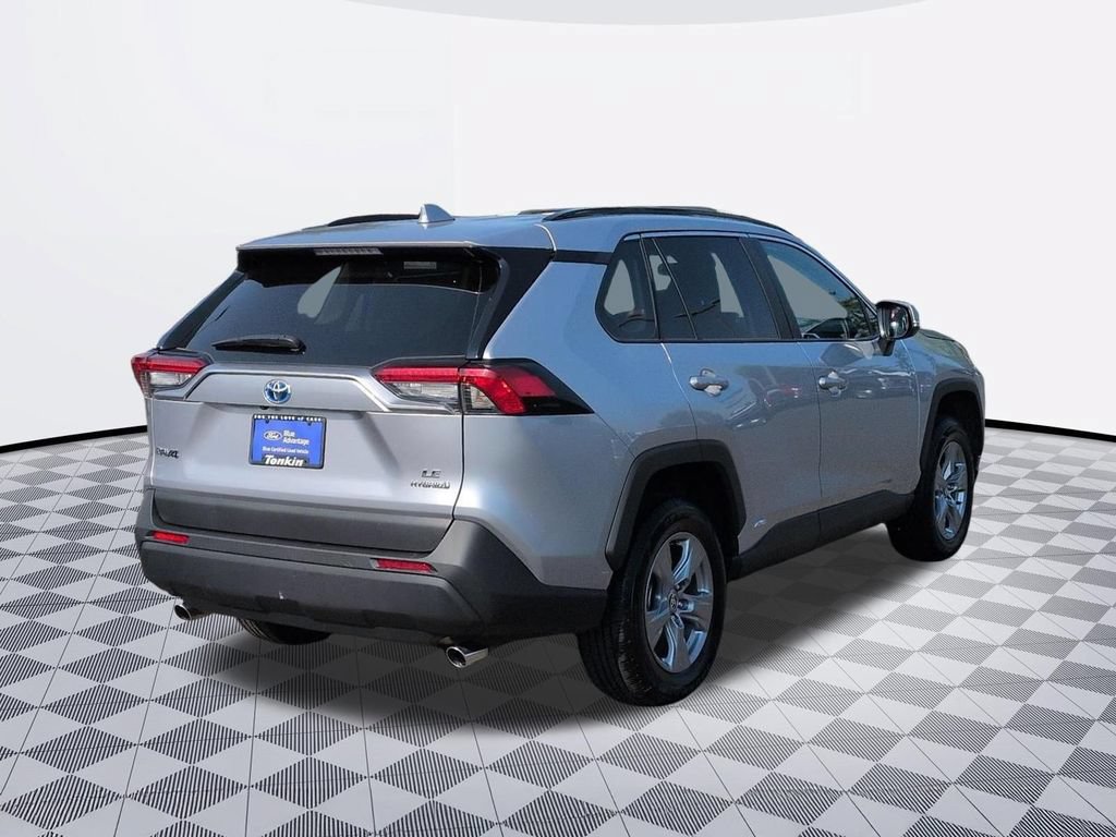 Used 2024 Toyota RAV4 LE AWD/4WD image 5