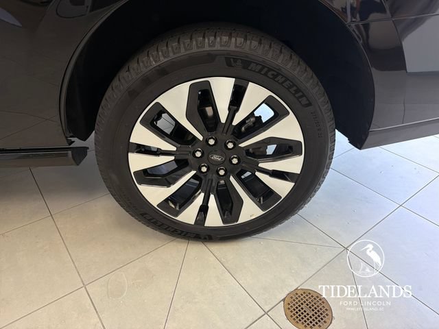 Certified 2025 Ford Expedition Platinum w/ Driver's Package AWD/4WD image 33