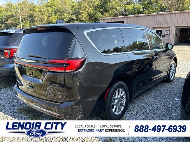 Used 2024 Chrysler Pacifica Touring-L FWD image 2