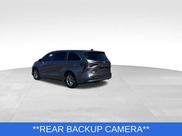 Used 2023 Toyota Sienna LE FWD image 3