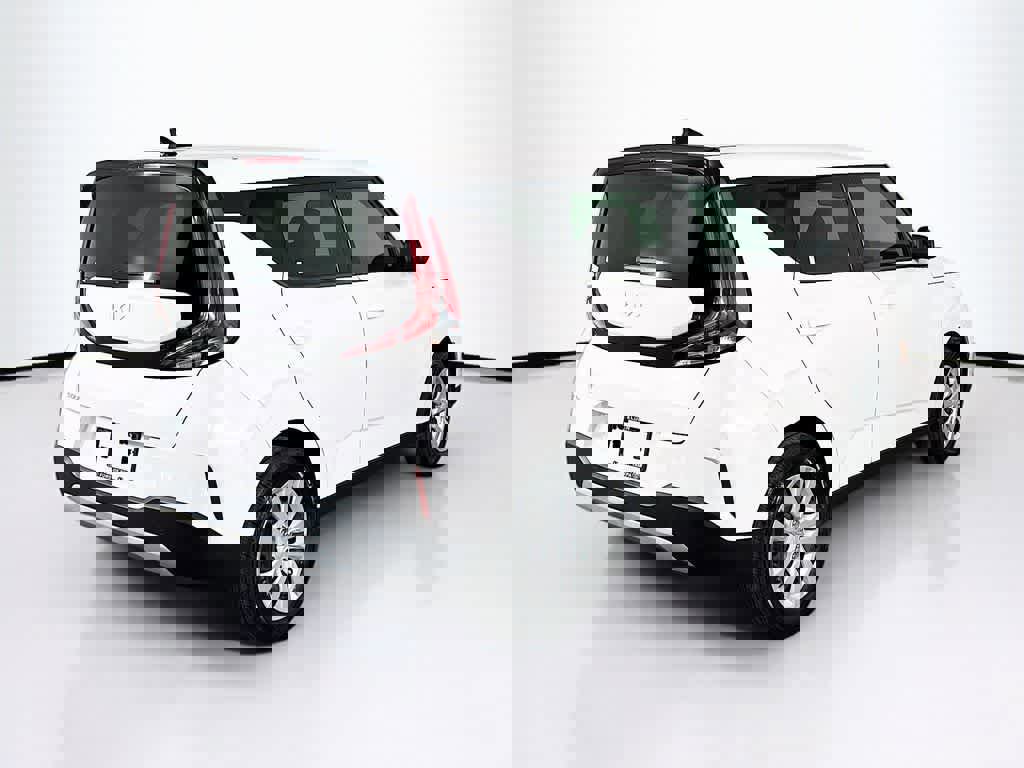 Used 2023 Kia Soul LX image 5