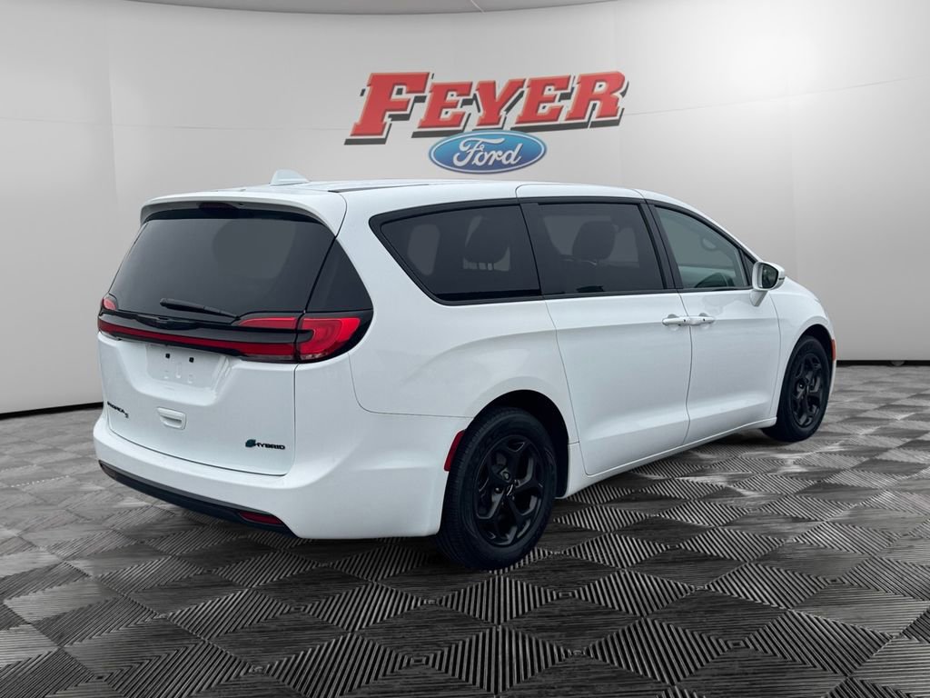 Used 2022 Chrysler Pacifica Touring-L w/ S Appearance Package image 4