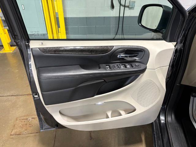 Used 2020 Dodge Grand Caravan SE FWD image 16