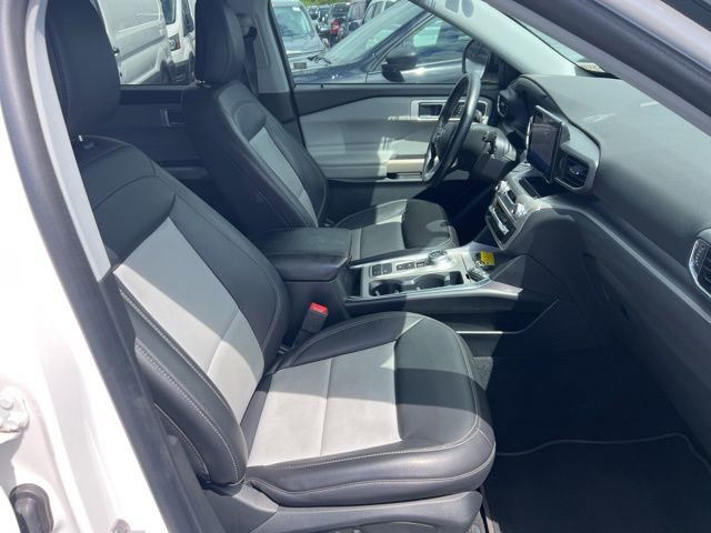 Certified 2022 Ford Explorer XLT w/ Equipment Group 202A RWD image 6