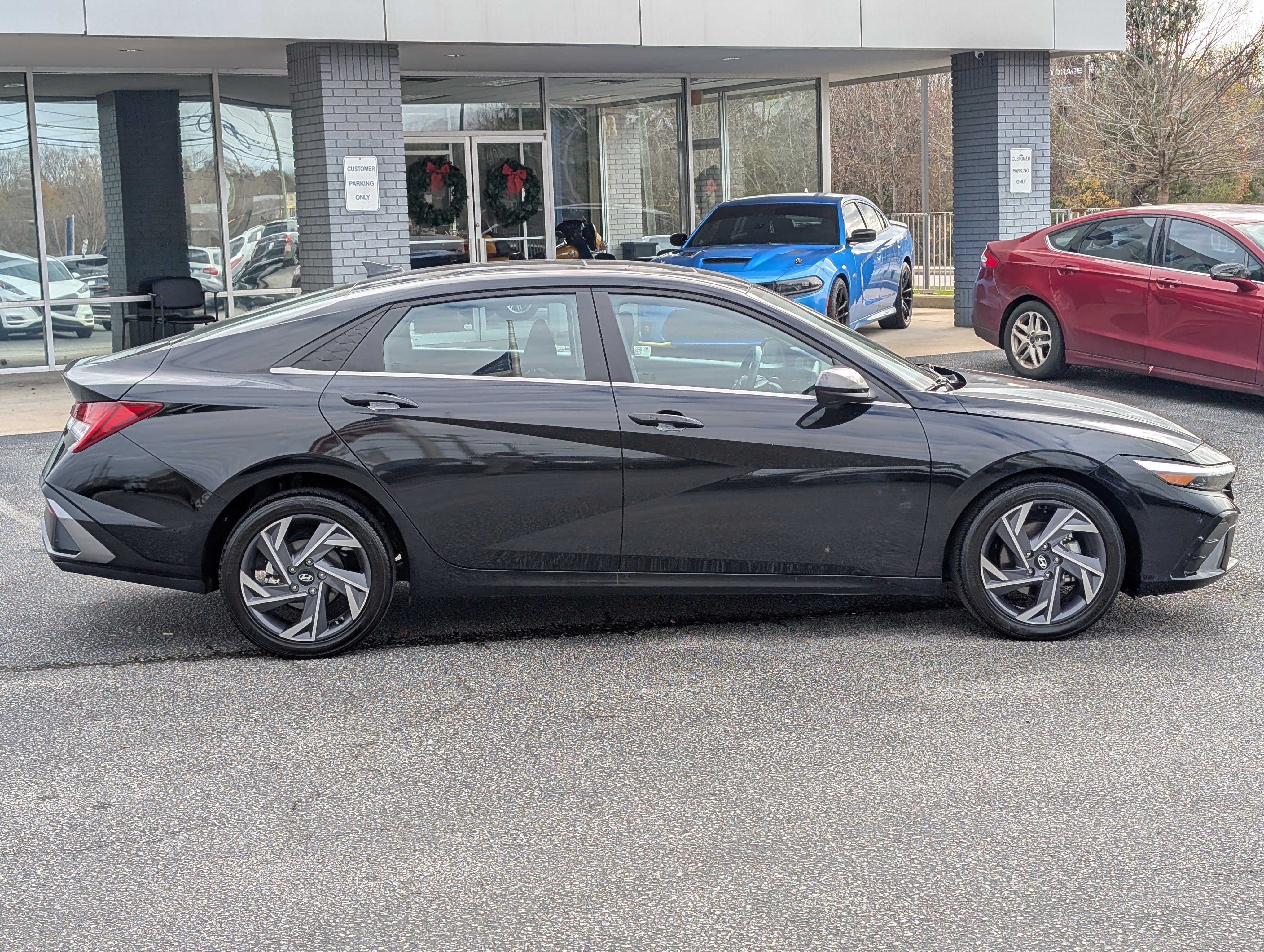 Used 2025 Hyundai Elantra SEL image 2