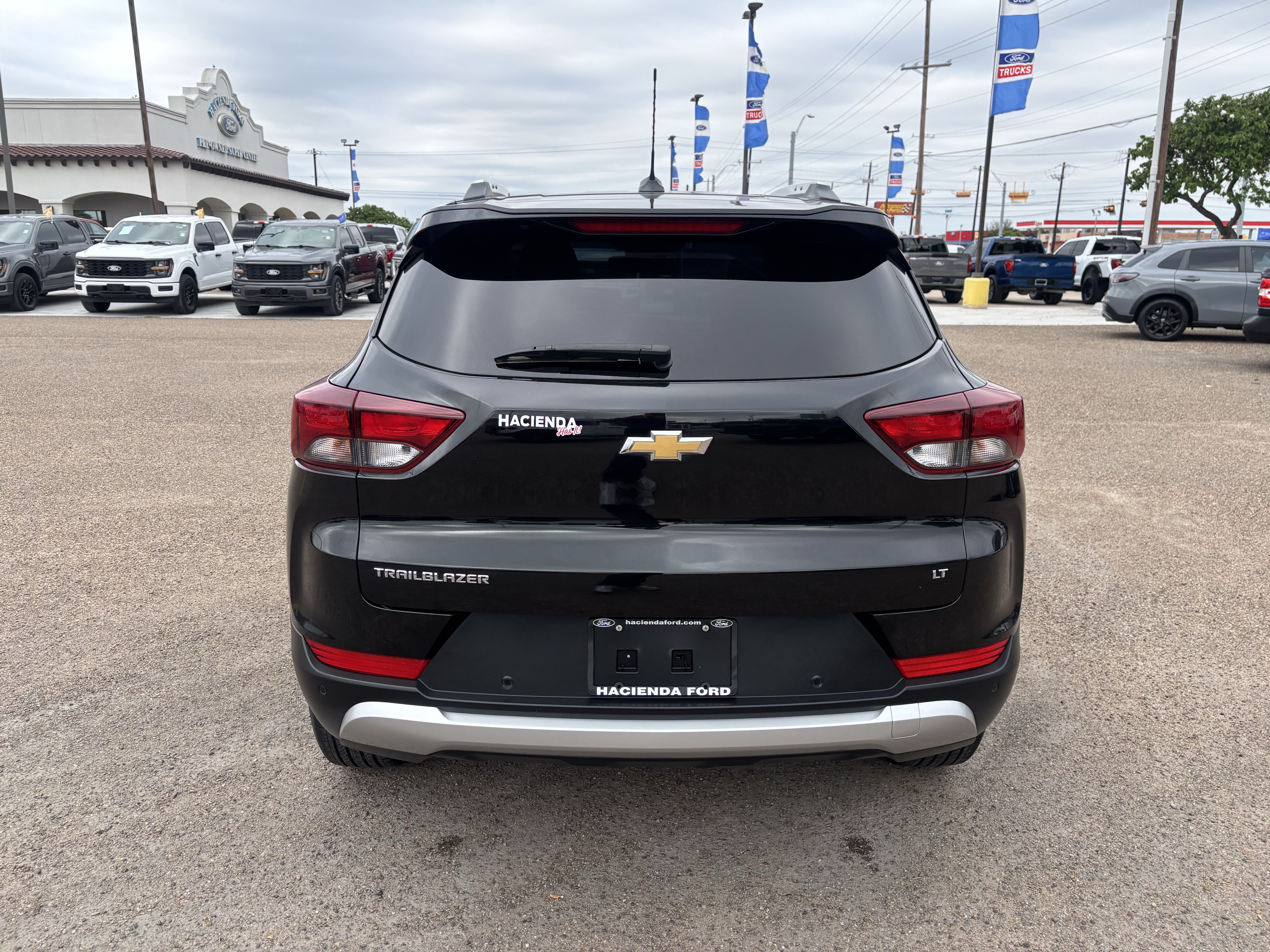 Used 2025 Chevrolet TrailBlazer LT w/ Convenience Package FWD image 3