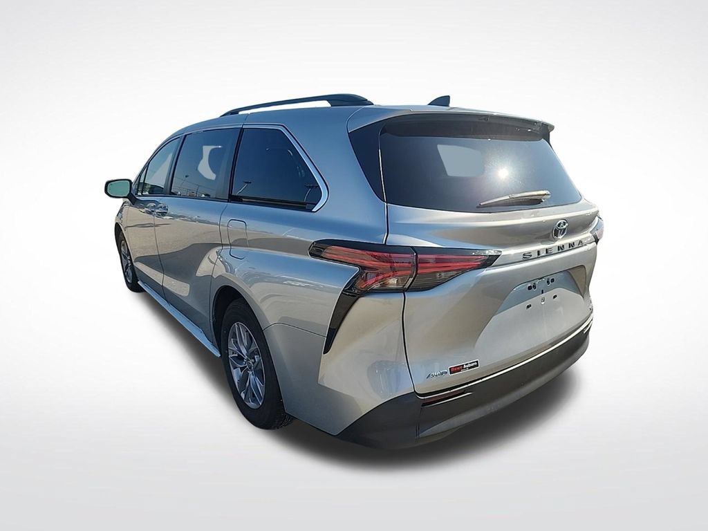 Used 2022 Toyota Sienna LE AWD/4WD image 5