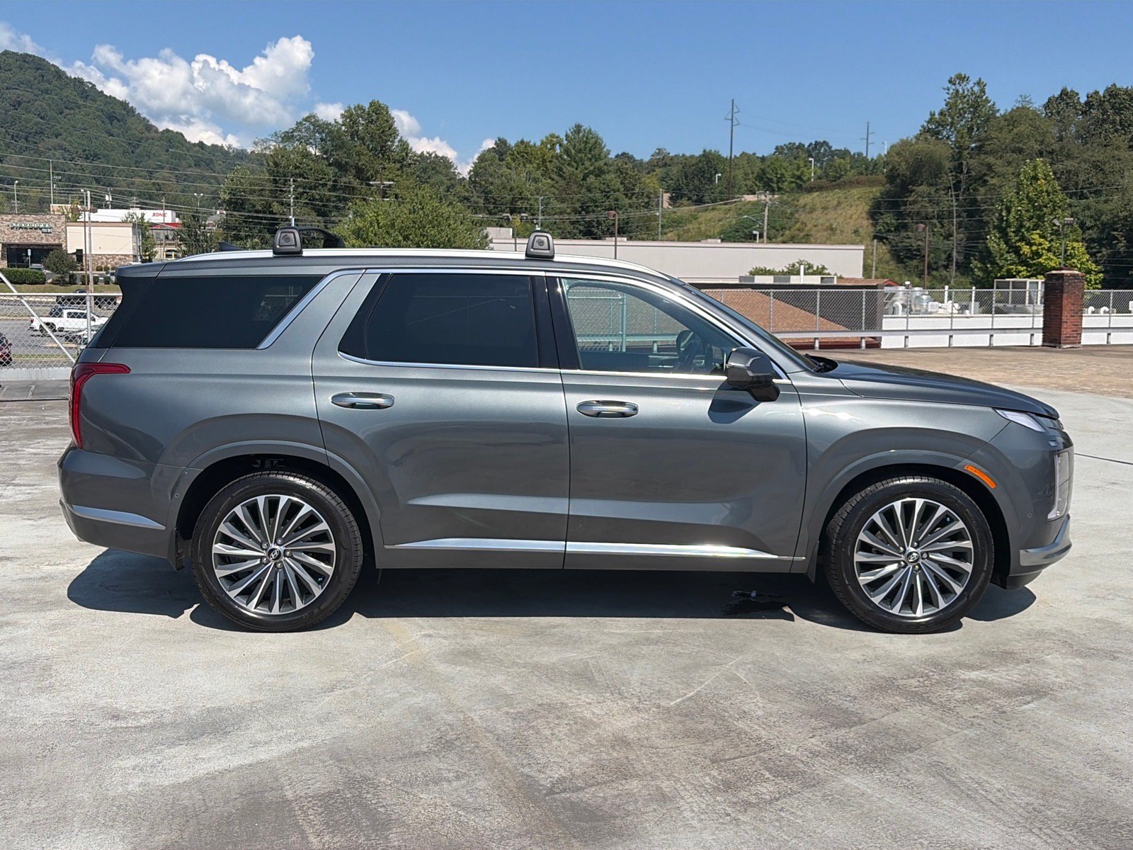 Used 2024 Hyundai Palisade Calligraphy AWD/4WD image 2