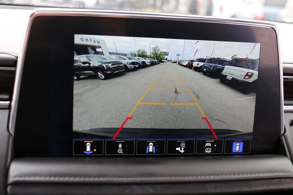 Used 2022 Chevrolet Suburban Z71 w/ Luxury Package image 19