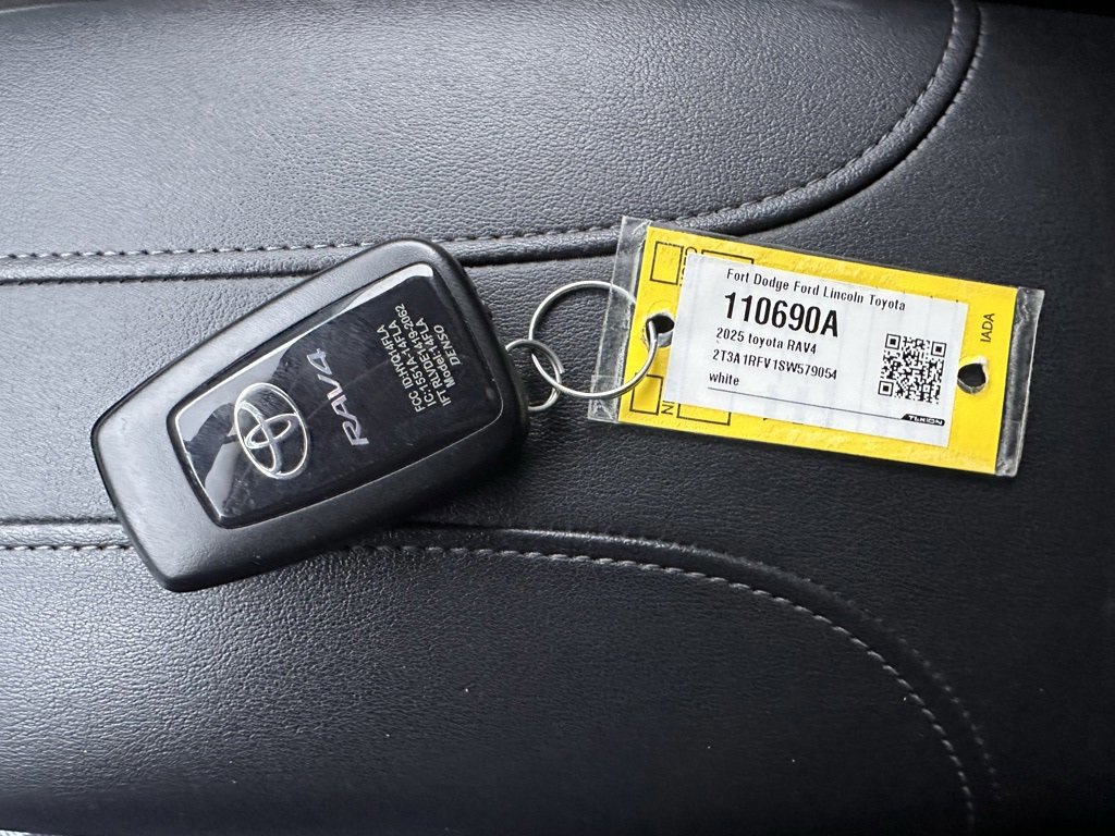 Used 2018 Nissan Rogue SV w/ Premium Package image 34