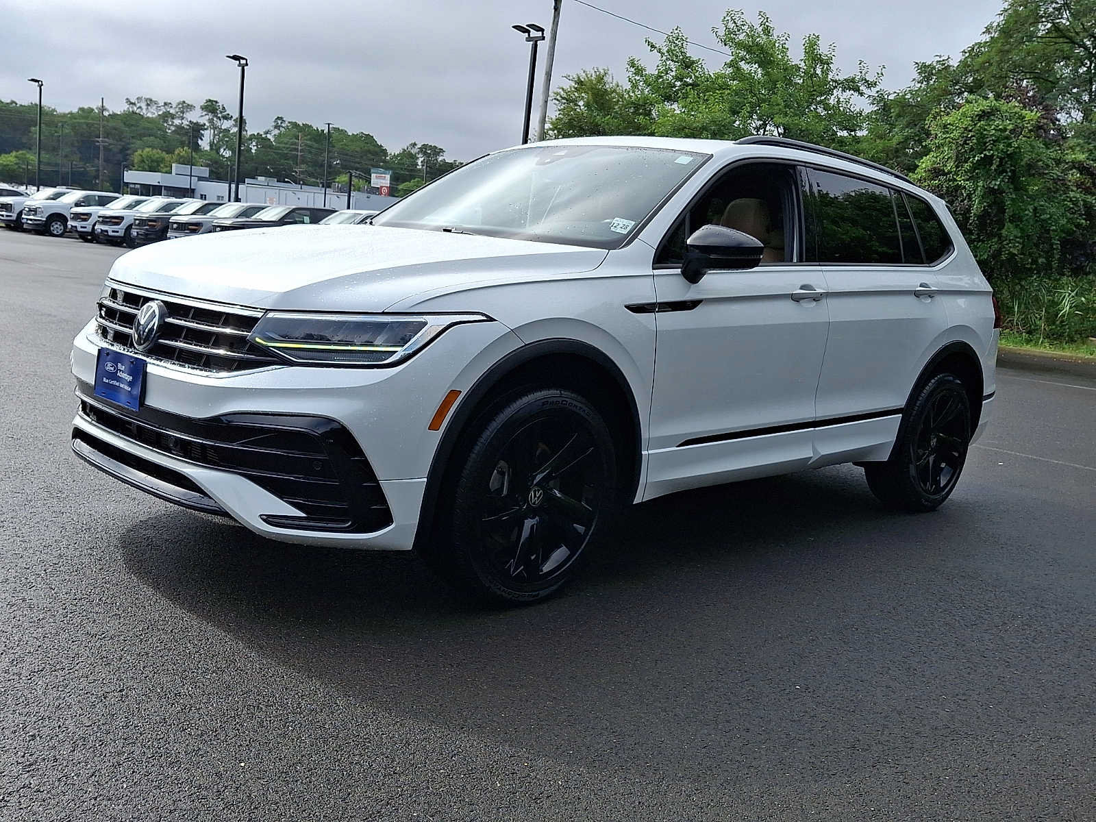 Used 2024 Volkswagen Tiguan SE R-Line AWD/4WD image 3