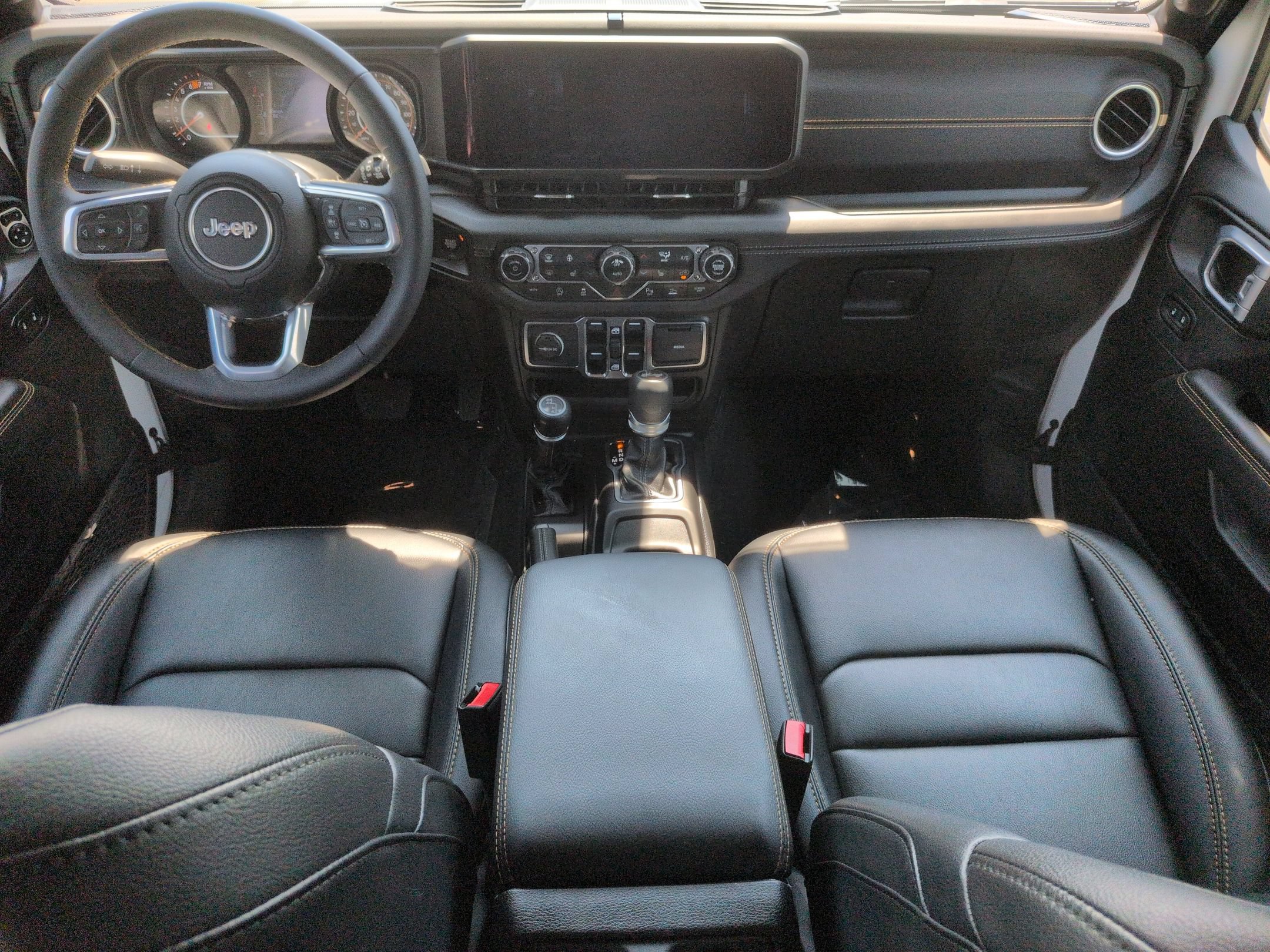 Used 2024 Jeep Wrangler Unlimited Sahara w/ Technology Group AWD/4WD image 32