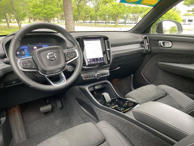 Used 2025 Volvo XC40 B5 Plus AWD/4WD image 3