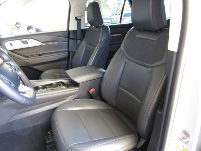 Certified 2025 Ford Explorer Active w/ Active Comfort Package RWD image 12