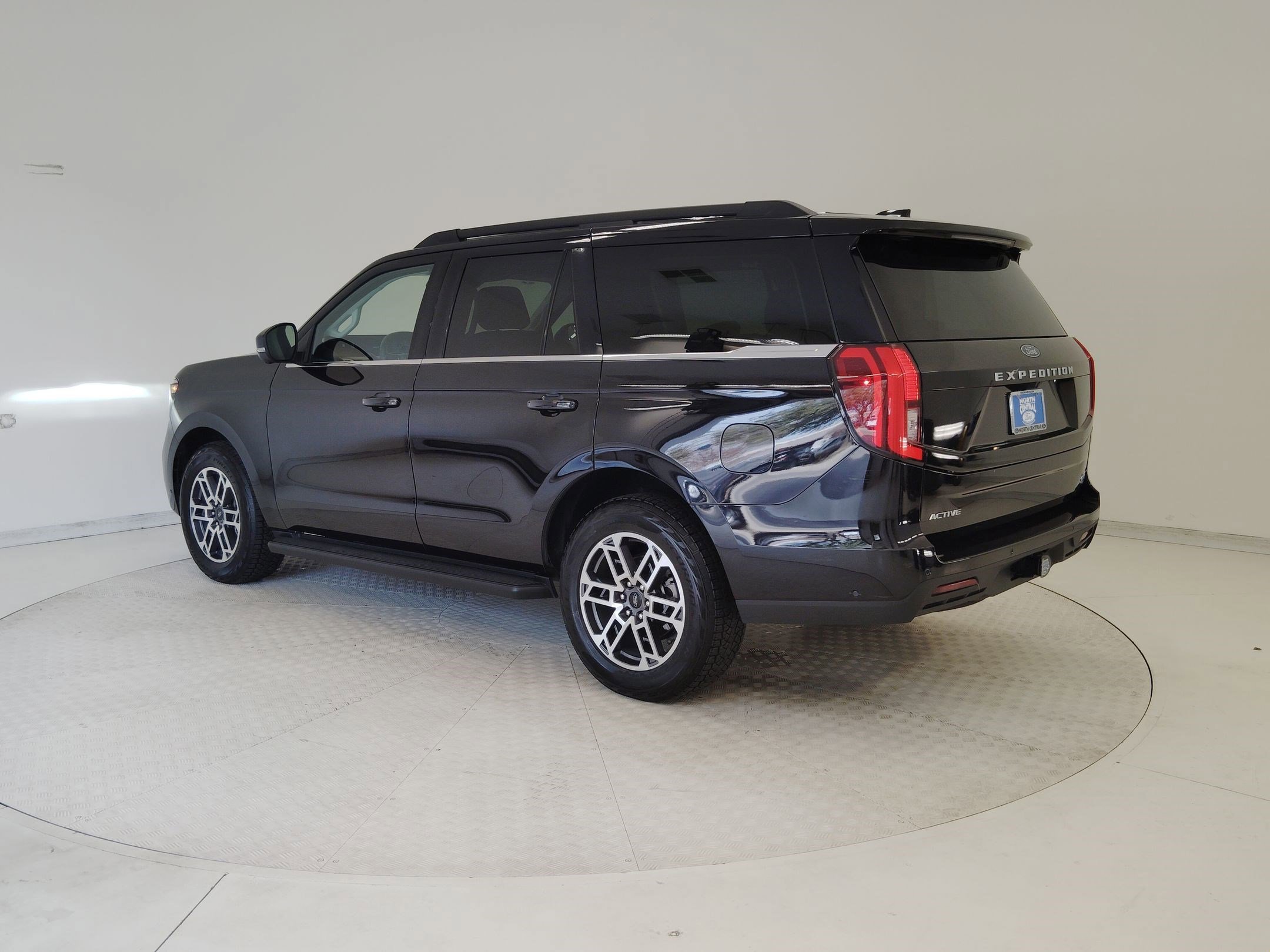 Certified 2025 Ford Expedition Active image 3