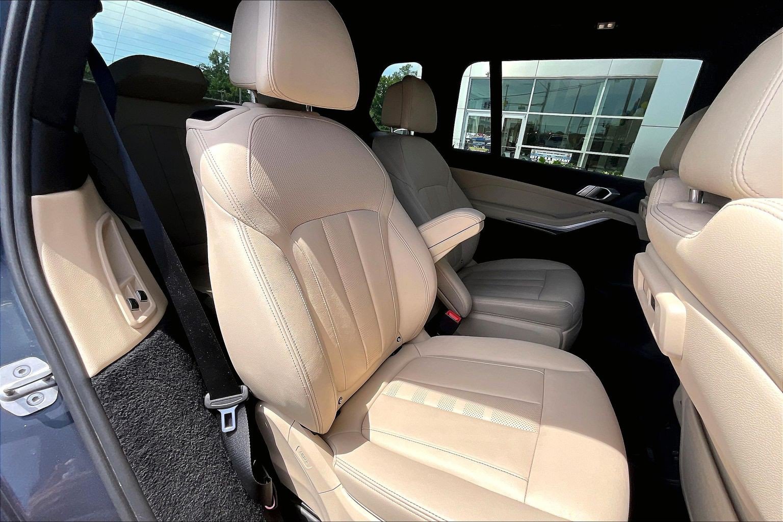 Used 2022 BMW X7 xDrive40i w/ M Sport Package AWD/4WD image 26