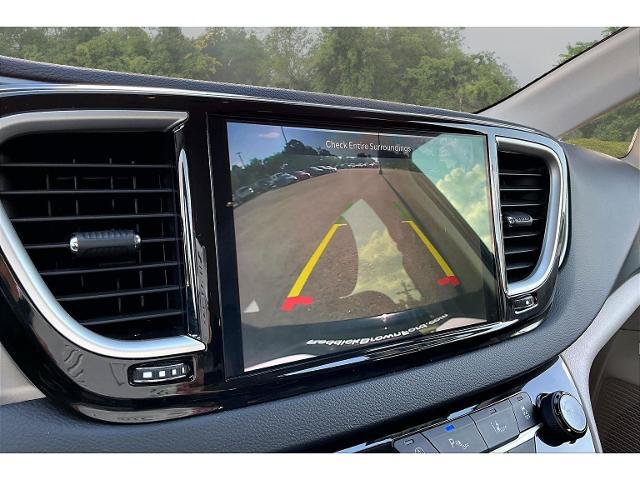Used 2024 Chrysler Pacifica Touring-L FWD image 14
