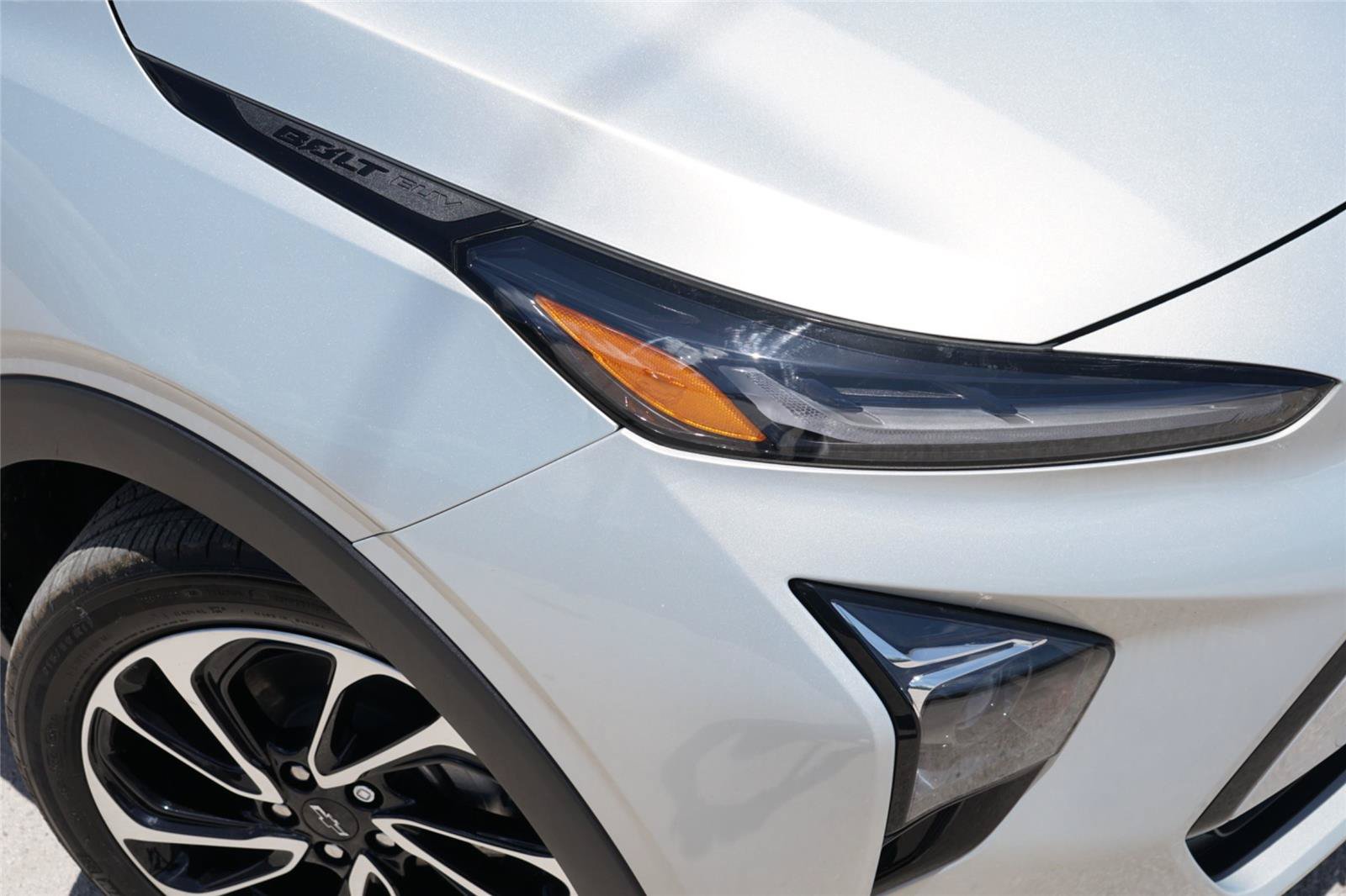 Used 2023 Chevrolet Bolt EUV Premier w/ Sun & Sound Package FWD image 3