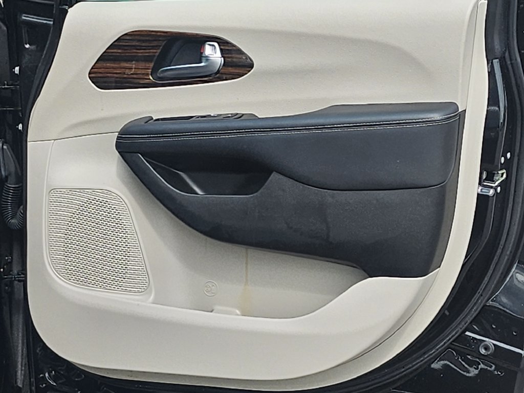 Used 2023 Chrysler Pacifica Limited FWD image 39