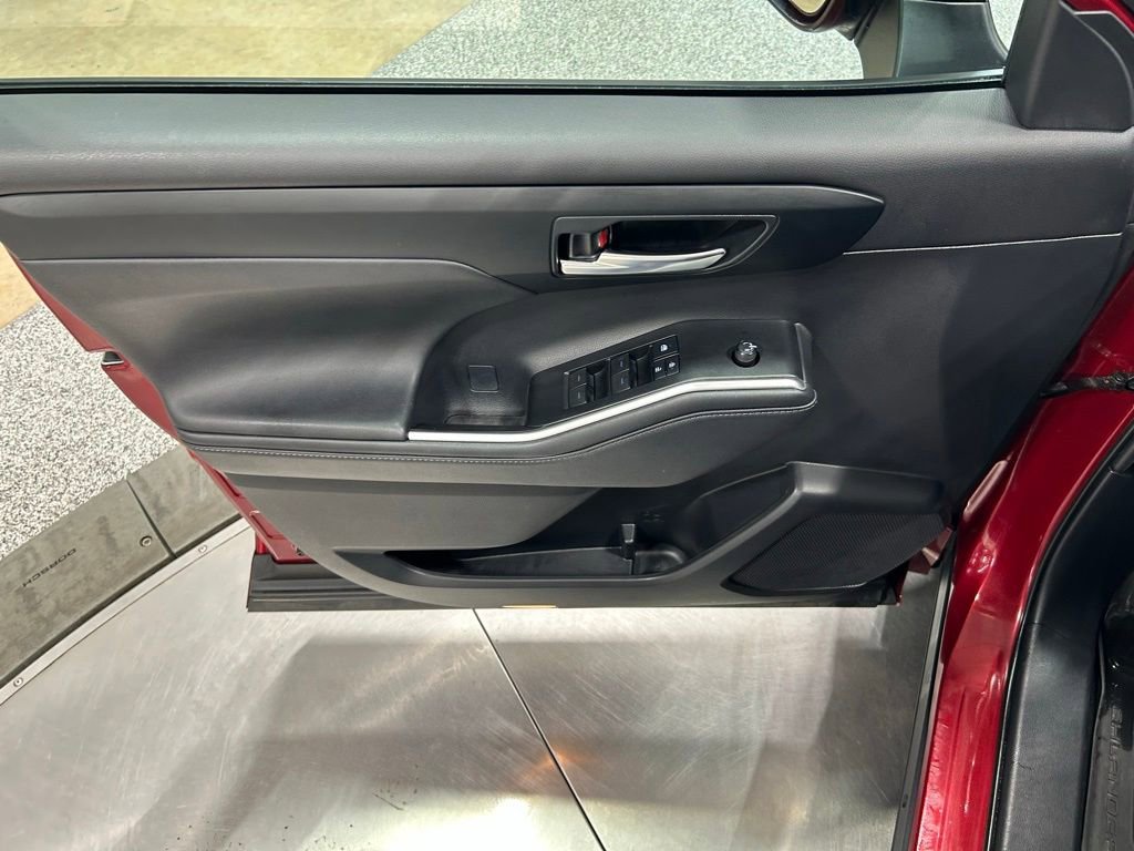 Used 2021 Toyota Highlander XSE AWD/4WD image 14