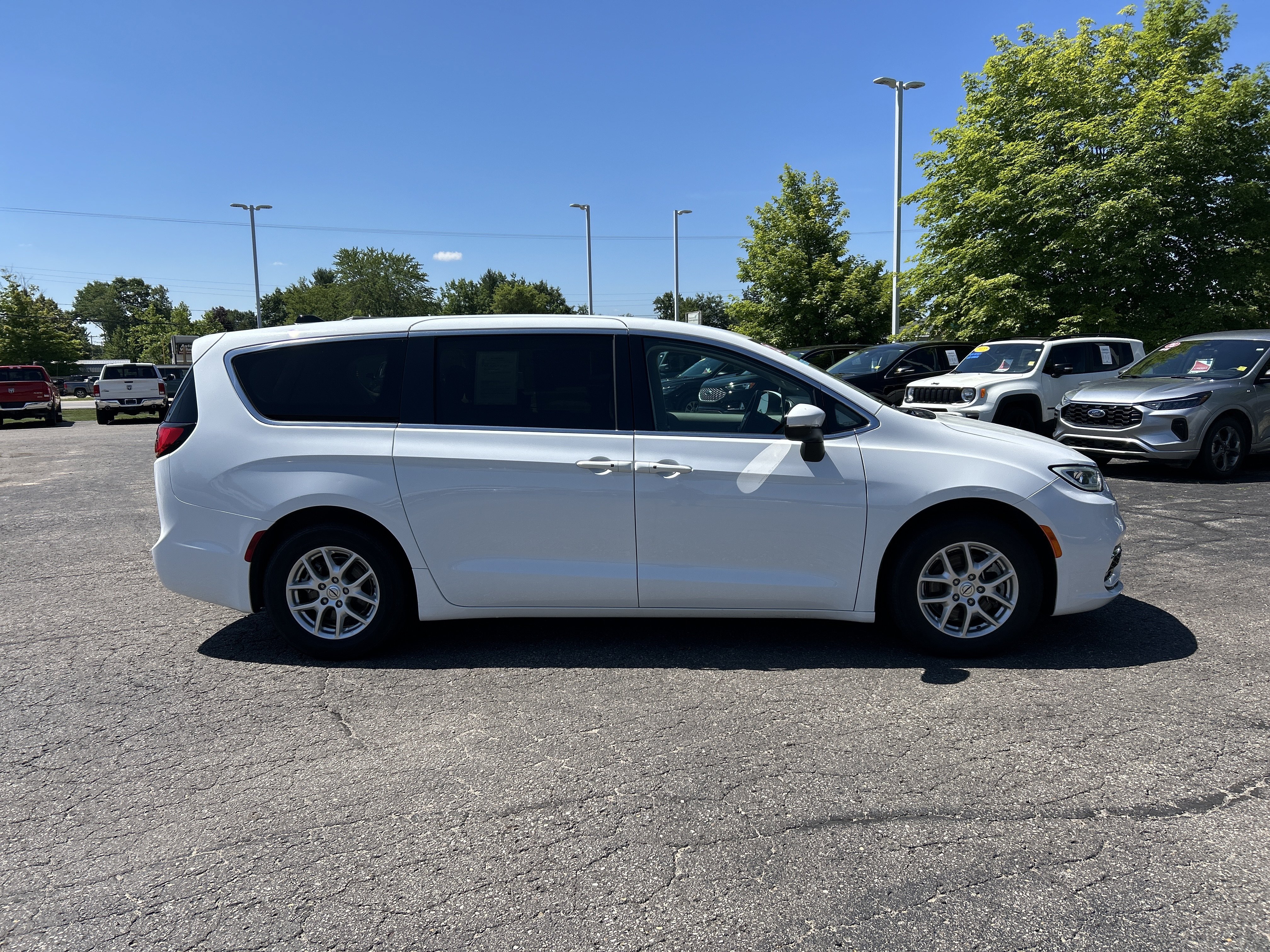 Used 2023 Chrysler Pacifica Touring-L FWD image 2