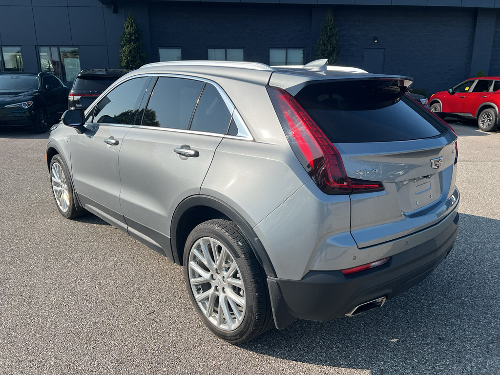 Used 2023 Cadillac XT4 Luxury w/ Cold Weather Package FWD image 5