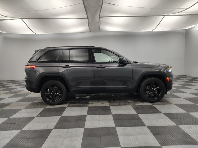 Used 2023 Jeep Grand Cherokee Altitude AWD/4WD image 11