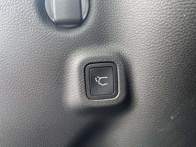 Used 2023 Jeep Compass Latitude w/ Sun and Sound Group AWD/4WD image 12