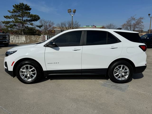 Used 2022 Chevrolet Equinox LS w/ LS Convenience Package image 2