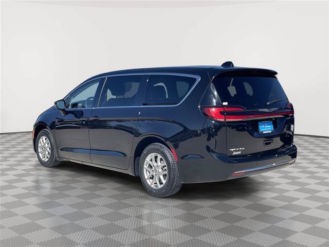 Used 2024 Chrysler Pacifica Touring-L FWD image 9