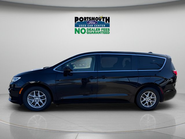 Used 2024 Chrysler Pacifica Touring-L FWD image 2