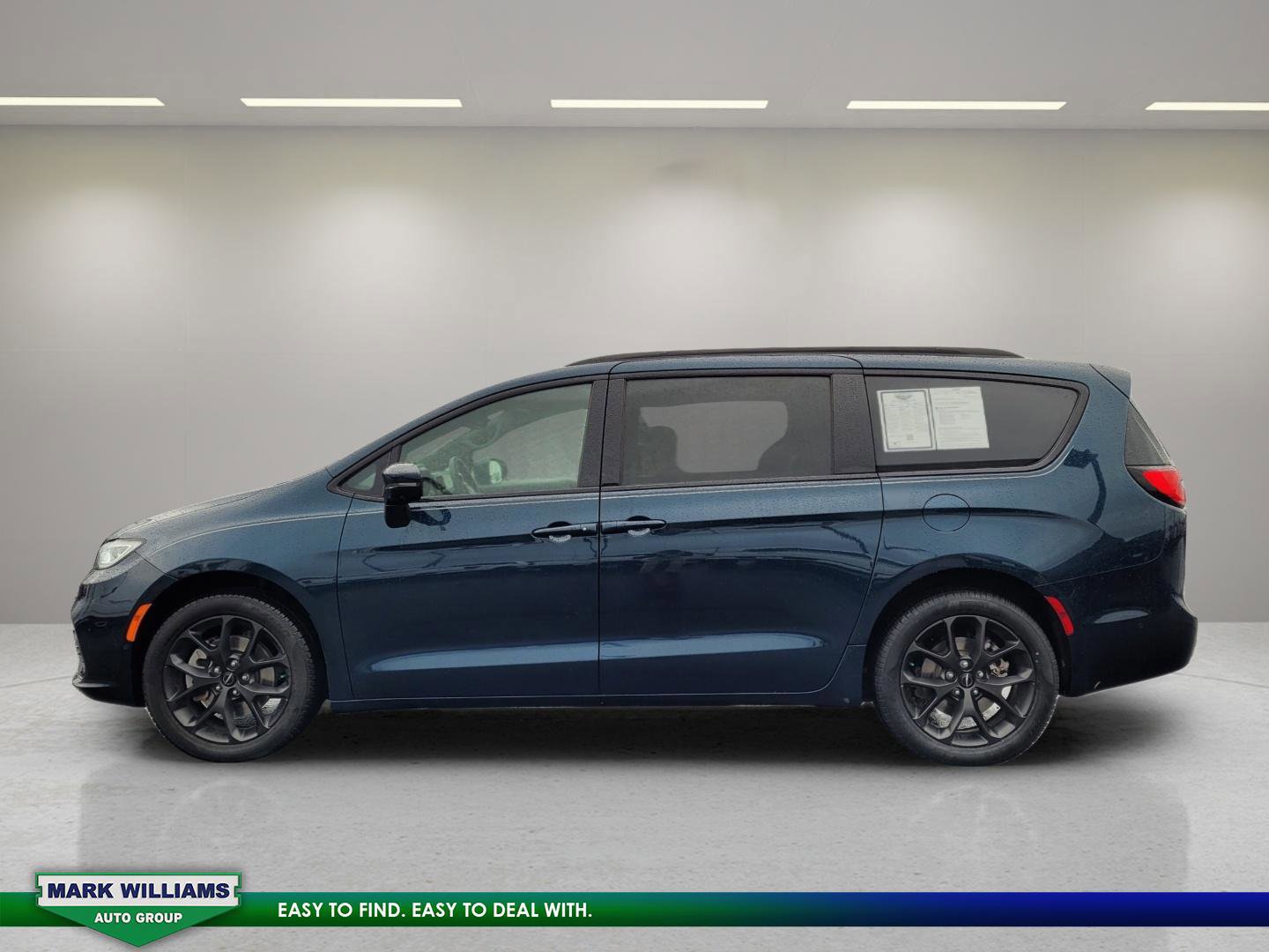 Used 2022 Chrysler Pacifica Limited w/ S Appearance Package image 2