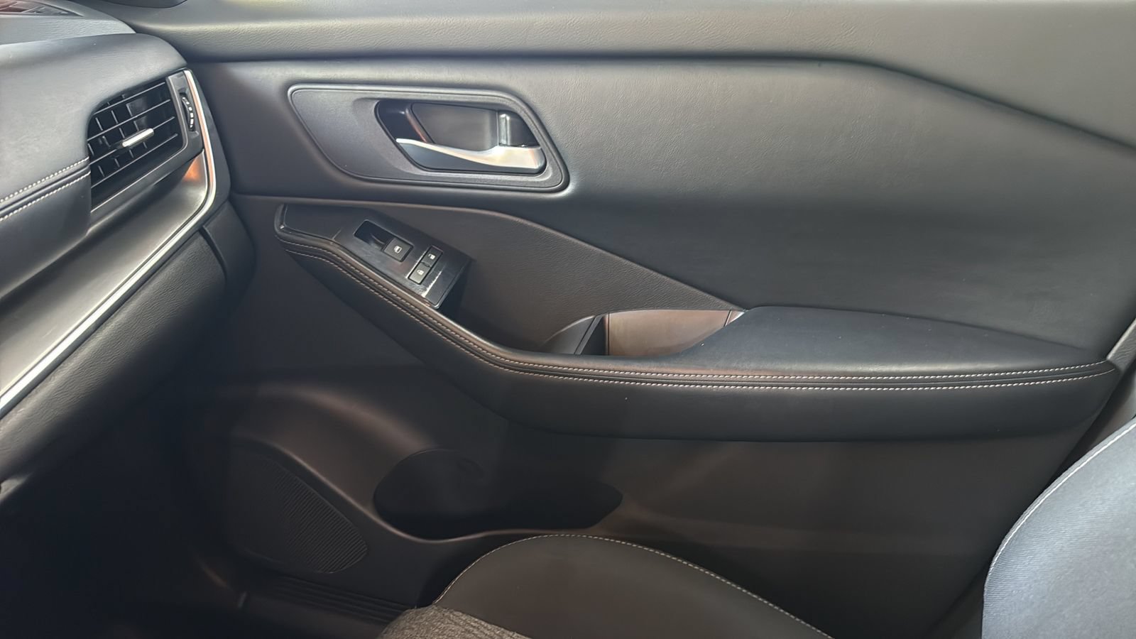 Used 2025 Nissan Rogue SV FWD image 23
