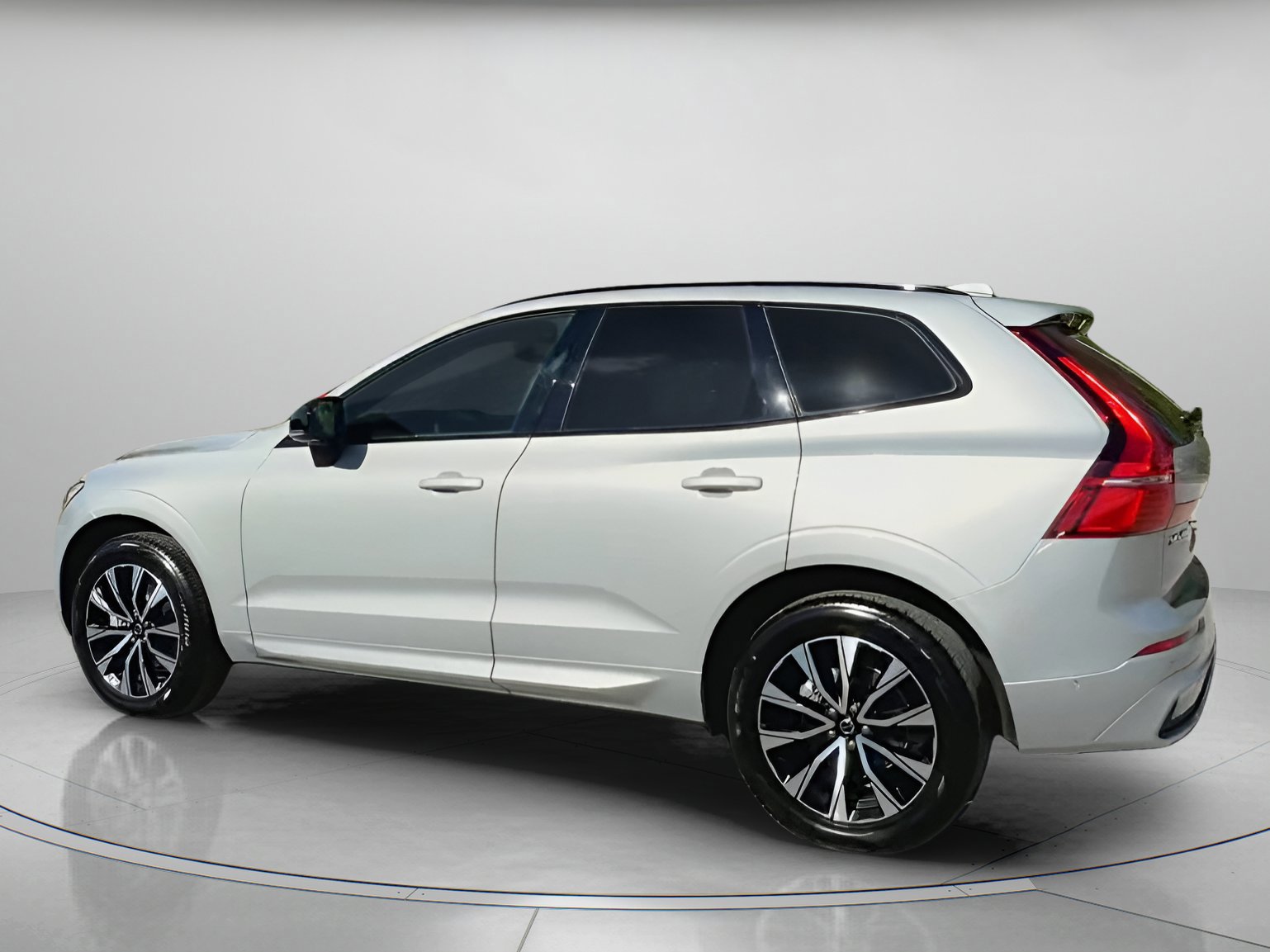 Used 2025 Volvo XC60 B5 Plus image 12