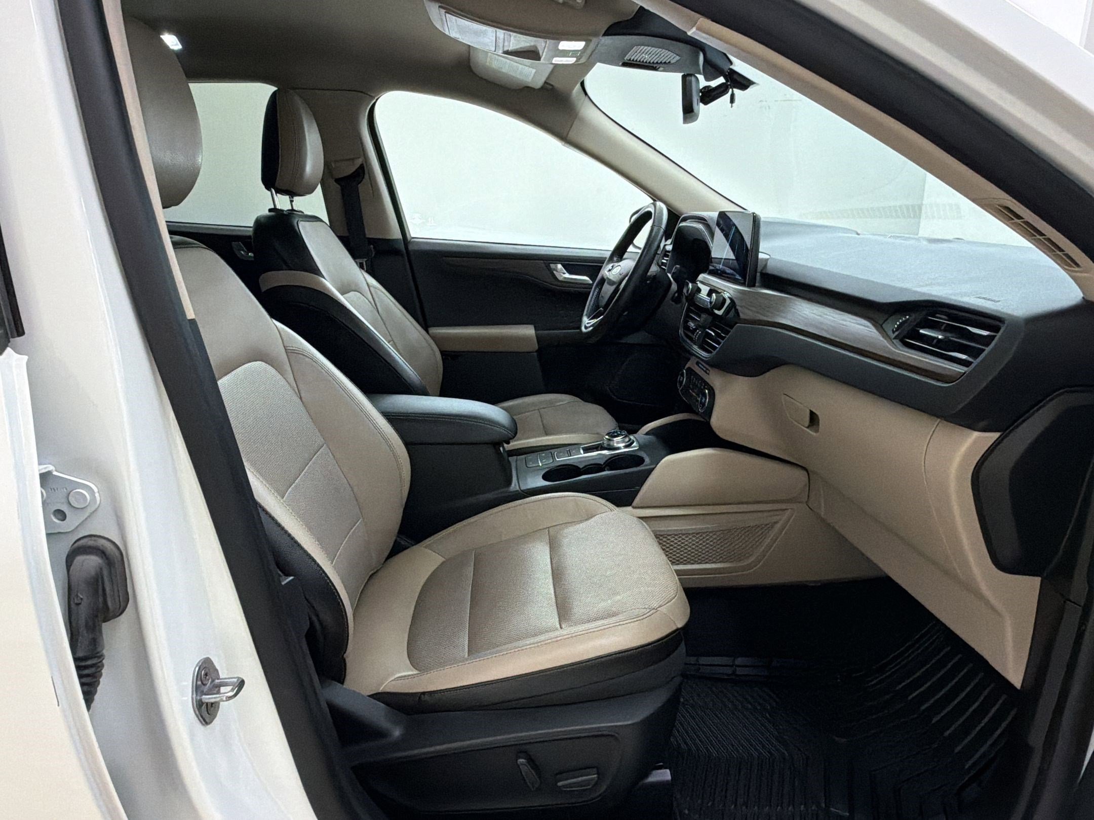 Certified 2020 Ford Escape Titanium AWD/4WD image 30