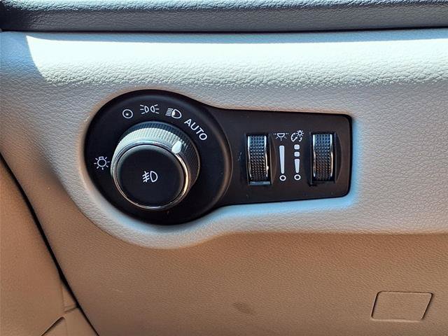 Used 2024 Chrysler Pacifica Touring-L FWD image 12