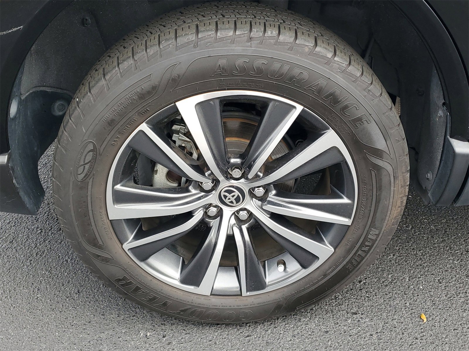 Used 2022 Toyota Venza LE image 5